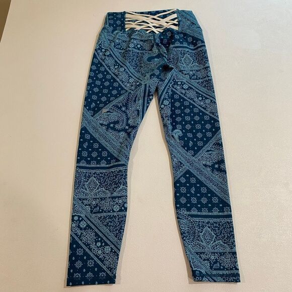 Fabletics PowerHold Blue Paisley Print Leggings Women’s High Waisted Compression - Picture 2 of 9